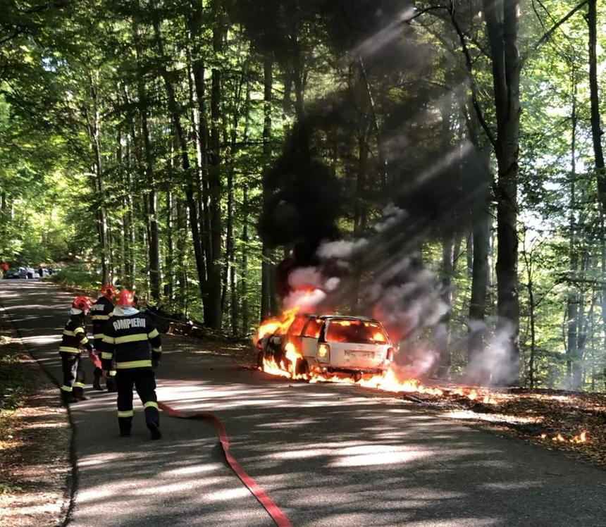 Bihor: Incendiu violent produs la un autoturism / Nu au existat victime - FOTO

