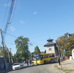 Autobuz al societăţii de transport public din Ploieşti, implicat într-un accident rutier / Un pasager a fost rănit - FOTO