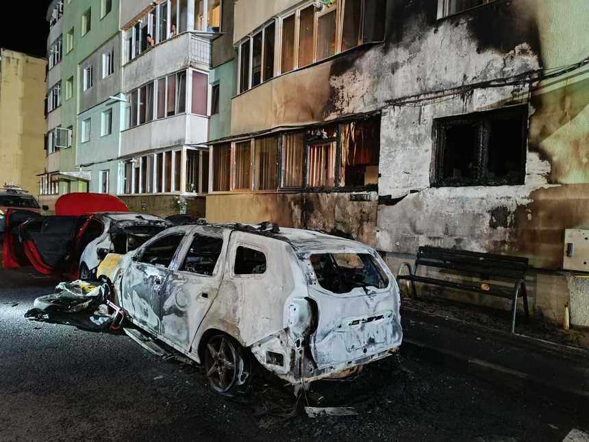 Braşov: Dosar penal pentru distrugere, în urma unui incendiu care a cuprins autoturisme, la Codlea, şi s-a extins la faţada unui bloc - FOTO