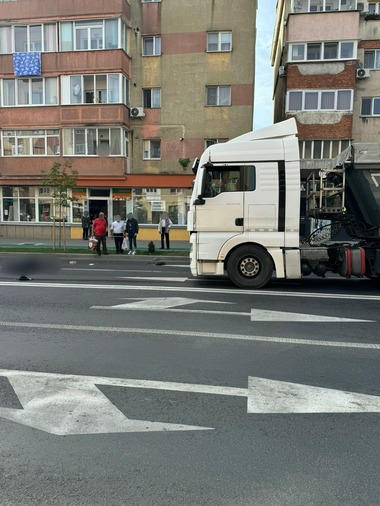 Grav accident rutier în municipiul Alba-Iulia, unde un pieton a fost lovit de un camion - FOTO