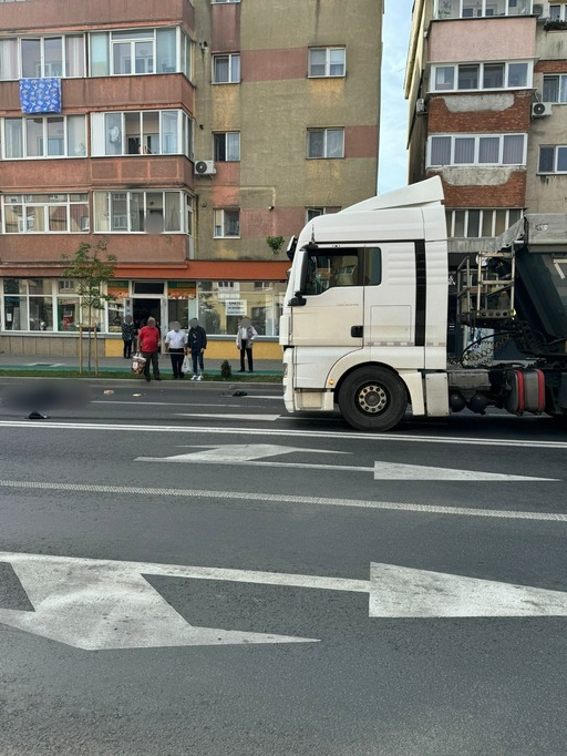 Grav accident rutier în municipiul Alba-Iulia, unde un pieton a fost lovit de un camion - FOTO