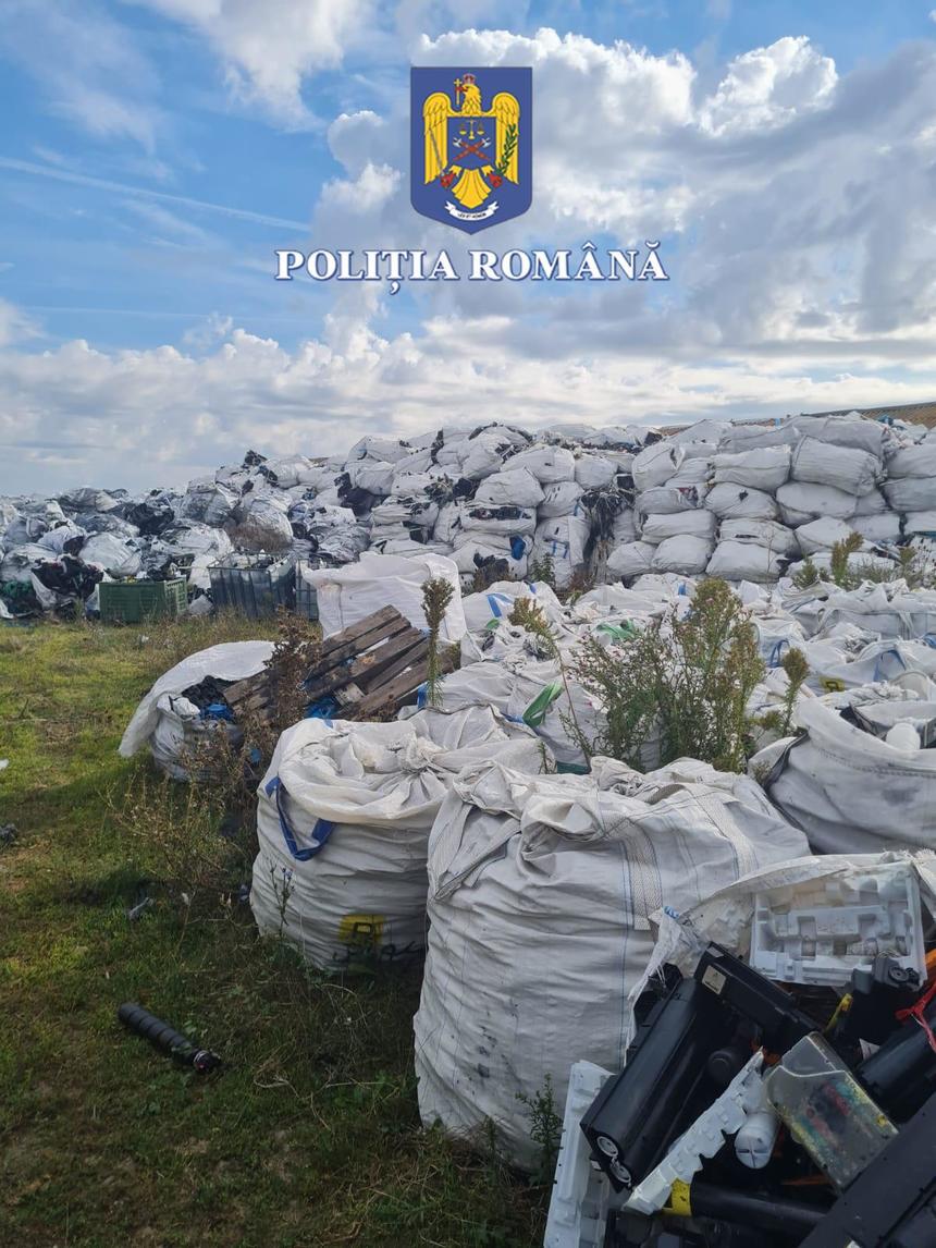 Arad: Peste 600 de tone de deşeuri periculoase au fost depistate de poliţişti, depozitate în aer liber, în saci de rafie / Tonere, imprimante, resturi de plastic, hârtie şi materiale textile, aduse ăn ţară pentru a fi reciclate 