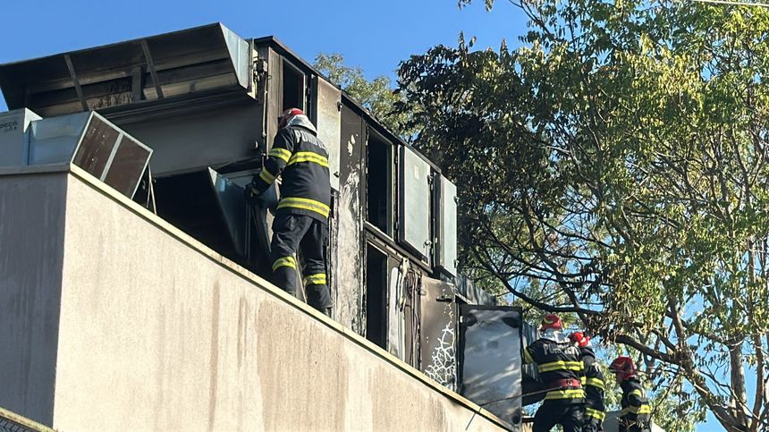 UPDATE - Incendiu la Cinematograful Gloria din Bucureşti / O sută de persoane, evacuate până la sosirea pompierilor / Nu sunt victime / Focul a fost localizat - FOTO