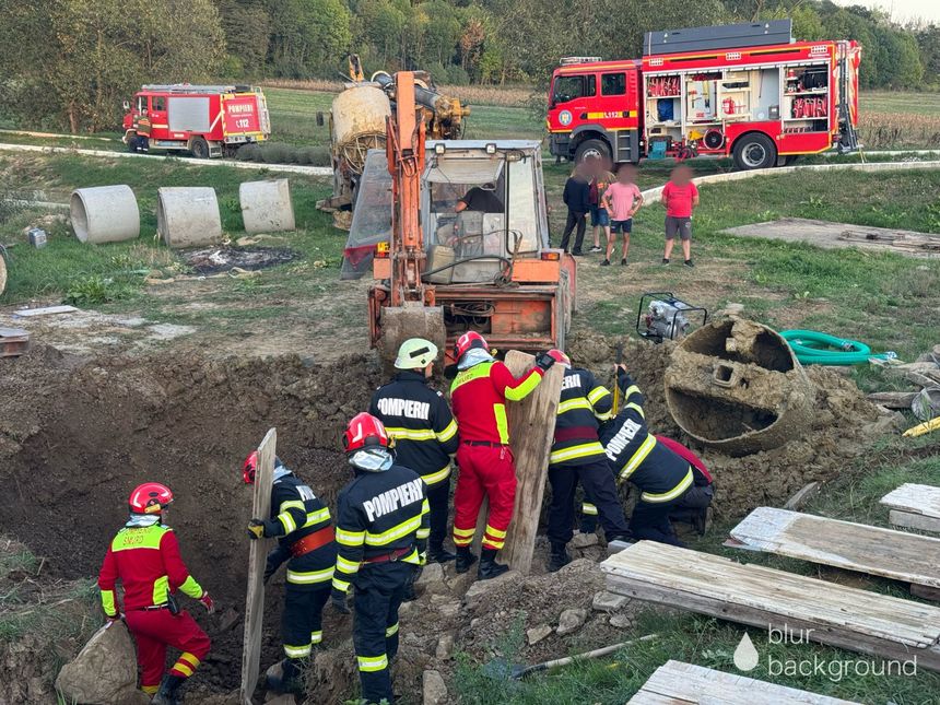 Suceava: Bărbat mort după ce a fost prins sub un mal de pământ, în timp ce săpa o fântână/ Intervenţia pompierilor a durat mai multe ore - VIDEO