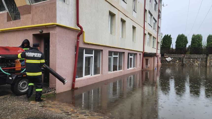 UPDATE - Autorităţile din Vrancea au decis evacuarea persoanelor din zonele de risc / Acţiunea tebuie finalizată până la ora 20.00
