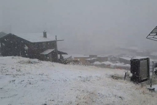 UPDATE - Lapoviţă şi ninsoare la Bâlea Lac, temperatura apropiindu-se de zero grade / Drumarii intervin pe Transfăgărăşan  – FOTO / VIDEO