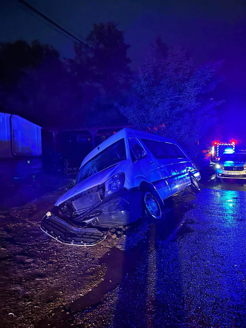 Suceava: Planul Roşu de Intervenţie, activat în urma unui accident în care a fost implicat un microbuz - FOTO