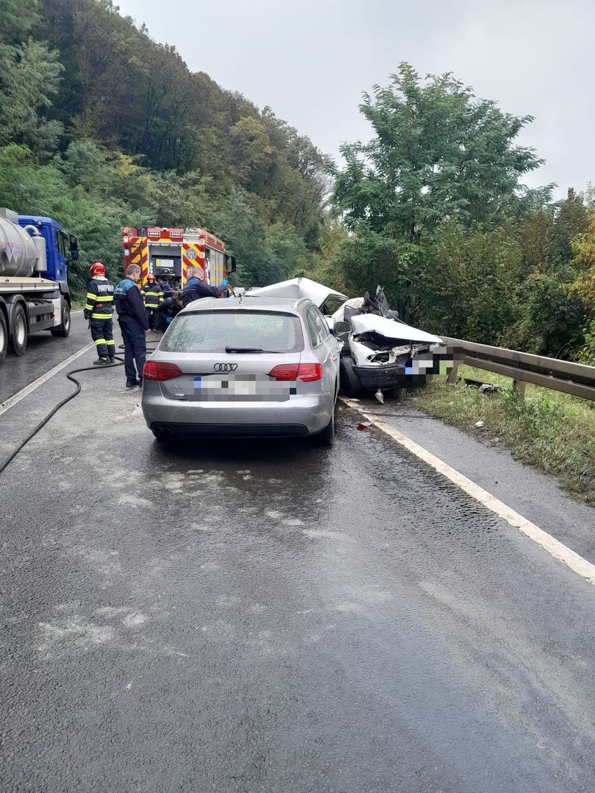 Mureş: Un bărbat a murit într-un accident în care au fost implicate două autoturisme, la ieşirea din Sighişoara/ Traficul, îngreunat