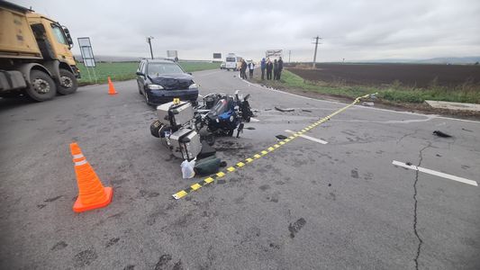 Covasna - Accident între un autoturism şi o motocicletă, la ieşirea din Sf. Gheorghe. Cinci persoane au fost transportate la spital - FOTO