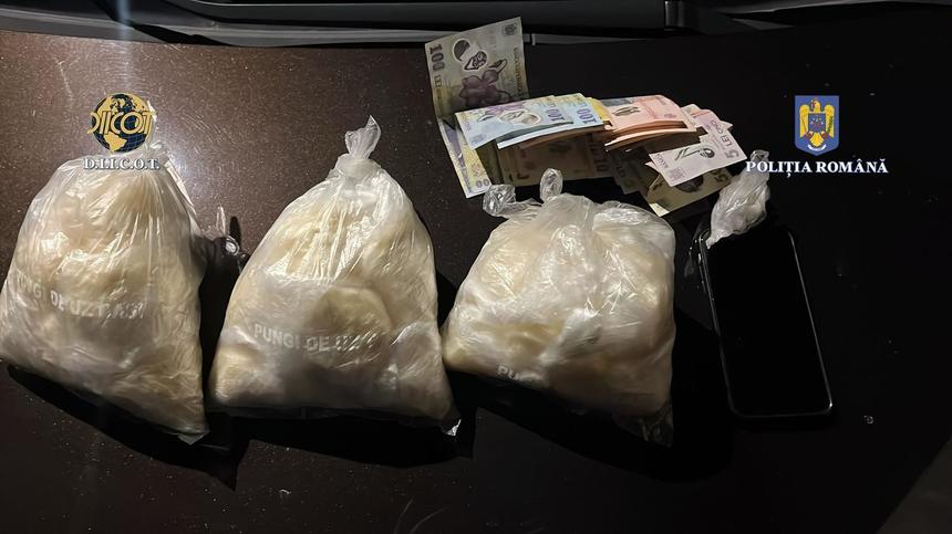 Cluj: Tânăr reţinut după ce a fost prins în flagrant când vindea aproximativ 1,4 kilograme de substanţă psihoactivă 2MMC