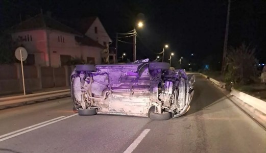 Accident la ieşirea din Alba Iulia. O femeie a fost rănită după ce maşina în care se afla s-a răsturnat - FOTO, VIDEO