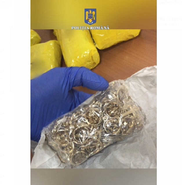 Peste 11 kilograme de bijuterii din aur au fost găsite de poliţişti într-o maşină care circula în Sectorul 5 / Autoturismul era condus de un cetăţean străin, de 69 de ani  - FOTO
