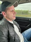 UPDATE - Arad: Doi dintre cei trei autori implicaţi în spargerea unui bancomat din localitatea Şiria au evadat când erau escortaţi la Tribunal/ Unul a fost prins imediat, al doilea este căutat / Bărbatul a fost prins după câteva ore - FOTO
