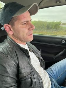 UPDATE - Arad: Doi dintre cei trei autori implicaţi în spargerea unui bancomat din localitatea Şiria au evadat când erau escortaţi la Tribunal/ Unul a fost prins imediat, al doilea este căutat / Bărbatul a fost prins după câteva ore - FOTO
