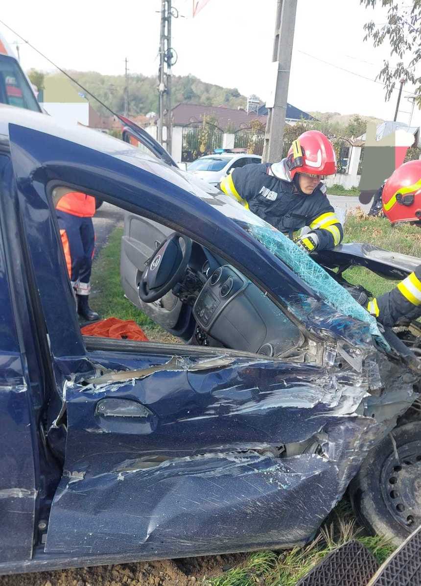 Argeş: Un tren în care se aflau 19 pasageri a lovit un autoturism. Şoferul maşinii a fost rănit - FOTO
