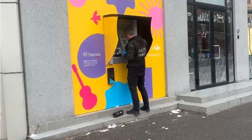 Un ATM din Timişoara a fost vandalizat/ Poliţiştii fac cercetări pentru distrugere
