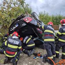 Accident grav în Satu Mare. Un autoturism condus de un tânăr a derapat în timpul unei depăşiri. Trei persoane, între care un copil, sunt rănite - FOTO
