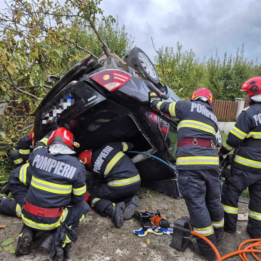 Accident grav în Satu Mare. Un autoturism condus de un tânăr a derapat în timpul unei depăşiri. Trei persoane, între care un copil, sunt rănite - FOTO
