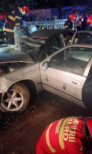 UPDATE - Bihor: Unsprezece persoane, implicate într-un grav accident rutier. Un microbuz în care se aflau opt persoane s-a ciocnit cu un autoturism