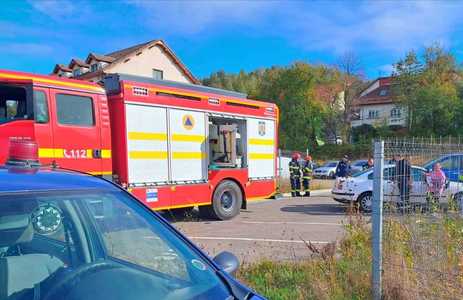 Hunedoara: Copil de 4 luni, rămas blocat în maşină / Părinţii nu au lăsat pompierii să deschidă forţat portiera, tatăl s-a dus să aducă cheia de rezervă aflată la 16 km distanţă