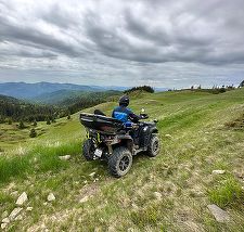 Buzău: Soţ şi soţie care se rătăciseră într-o zonă împădurită, găsiţi de jandarmi / Cei doi au fost însoţiţi până în locul unde parcaseră maşina