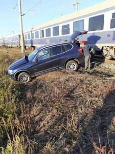 Trafic feroviar afectat în Cluj, după ce un tren a lovit o maşină – FOTO