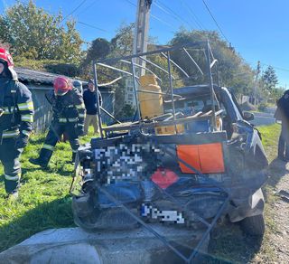 UPDATE - O cisternă şi o camionetă încărcată cu butelii s-au ciocnit în judeţul Bacău / O persoană inconştientă, transportată la spital / Precizările Poliţiei 

