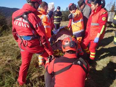 Posibil accident de muncă în Munţii Tarcău  - Un bărbat a fost grav rănit, într-o zonă forestieră, fiind preluat de un elicopter SMURD