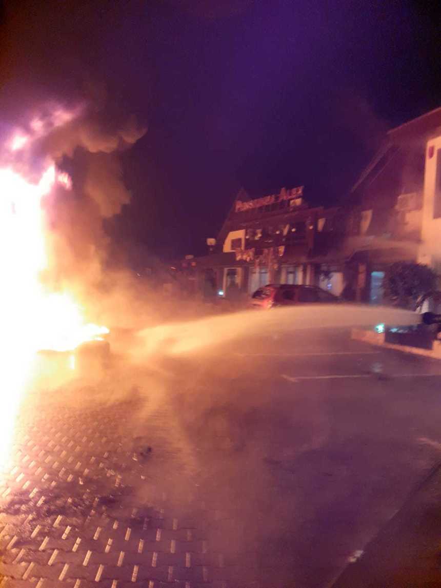 Valea Oltului - Incendiu la remorca unui TIR - au ars peste 900 de anvelope auto. Căldura degajată a degradat faţada, ferestrele şi mobilierul de pe terasa unei pensiuni / Trei vehicule au fost avariate / 10 persoane cazate în pensiune s-au atoevacuat - FOTO