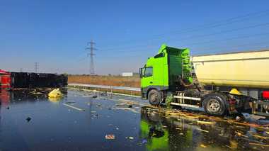 UPDATE - Accident cu trei TIR-uri pe Autostrada A0, între Berceni şi Bragadiru / Unul dintre vehicule s-a răsturnat / Un mort şi trei răniţi / Trafic blocat - FOTO