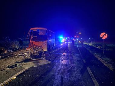 UPDATE - Hunedoara: Un tânăr de 17 ani a murit şi alte 21 de persoane au fost rănite, într-un accident rutier în care au fost implicate un autoturism şi un microbuz/ A fost activat Planul Roşu de Intervenţie - FOTO, VIDEO