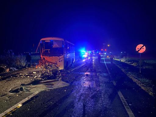 UPDATE - Hunedoara: Un tânăr de 17 ani a murit şi alte 21 de persoane au fost rănite, într-un accident rutier în care au fost implicate un autoturism şi un microbuz/ A fost activat Planul Roşu de Intervenţie - FOTO, VIDEO