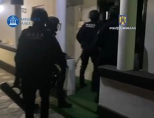 Poliţia Capitalei - 16 percheziţii în urma unui conflict în care şapte persoane care au agresat cu arme albe doi bărbaţi / Percheziţii la o persoană acuzată de operaţiuni financiare frauduloase şi de acces ilegal la un sistem informatic  - FOTO