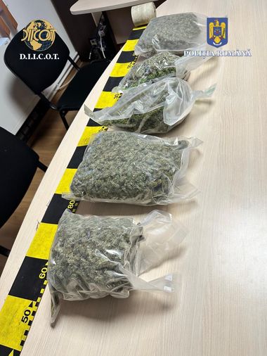 Maramureş: Agent de penitenciar, prins când ridica un colet în care se aflau peste 2,3 kilograme de cannabis / A fost reţinut