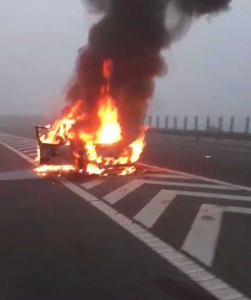 Cluj: Un autoturism a luat foc pe autostrada A 3. Maşina a ars complet. În urma evenimentului nu există victime - FOTO
