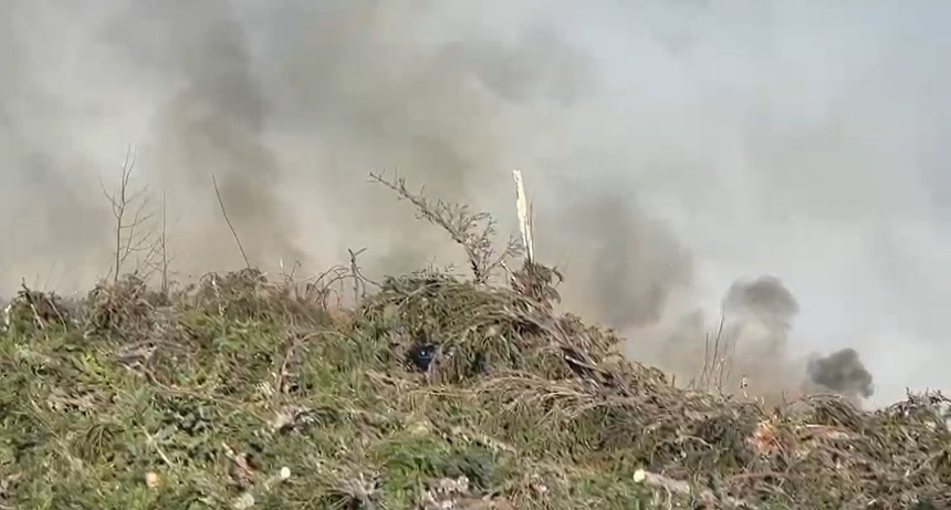 Incendiu de pădure între localităţile Vlădeni şi Făgăraş din judeţul Braşov, în apropiere de zona Vârfului Comisu. Focul s-a extins pe o suprafaţă de aproximativ trei hectare iar zeci de persoane participă la acţiunea de stingere - VIDEO
