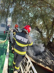 Tulcea: O ambarcaţiune în care se aflau două persoane a luat foc, în zona Mila 35. Incendiul a fost stins de către pompieri, fără a exista victime
