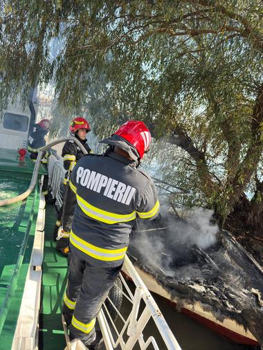 Tulcea: O ambarcaţiune în care se aflau două persoane a luat foc, în zona Mila 35. Incendiul a fost stins de către pompieri, fără a exista victime
