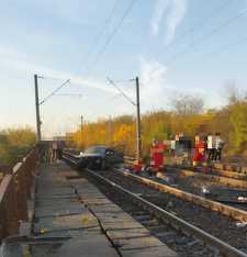 UPDATE - Traficul feroviar între Craiova şi Bucureşti, perturbat, duminică după amiază, în urma unui accident în care un autoturism a fost lovit de un tren / O  tânără de 21 de ani a murit, un bărbat şi o fetiţă de 2 ani au fost duşi la spital