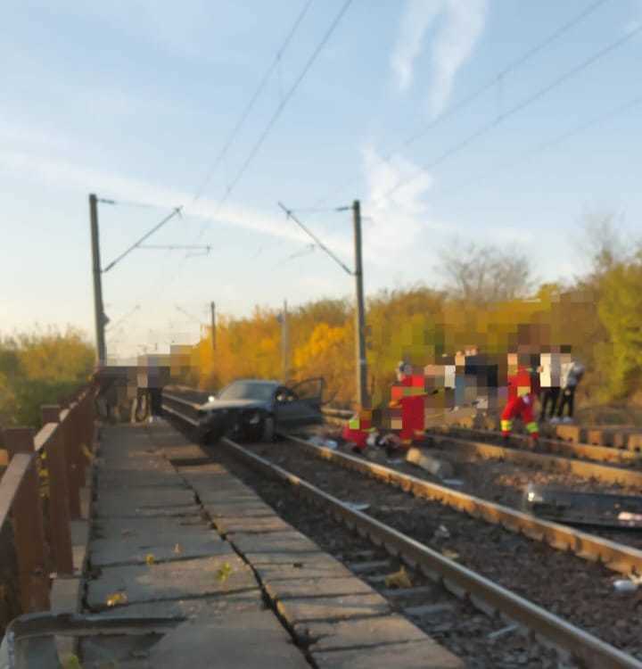 UPDATE 2 - Traficul feroviar între Craiova şi Bucureşti a fost reluat, după accidentul în care un autoturism a fost lovit de un tren / O  tânără de 21 de ani a murit, un bărbat şi o fetiţă de 2 ani au fost duşi la spital