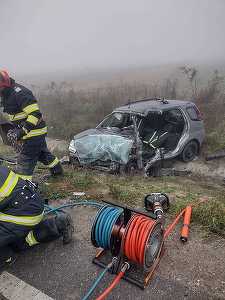 UPDATE - Bihor - Accident în care au fost implicate 4 maşini, pe DN 76 Beiuş - Oradea. Două persoane sunt grav rănite. Traficul este blocat - FOTO