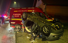 Ambulanţă implicată într-un accident, la Cluj. Doi răniţi, după ce maşina în care se aflau s-a izbit de autosanitara aflată în misiune