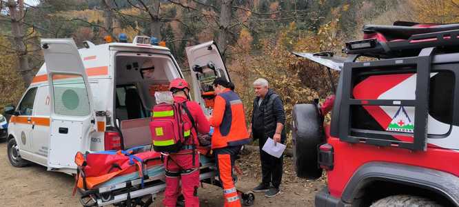 Acţiune de şase ore a salvatorilor montani din Neamţ, pentru a recupera şi transporta un bărbat lovit de un arbore / Victima a suferit multiple traumatisme

