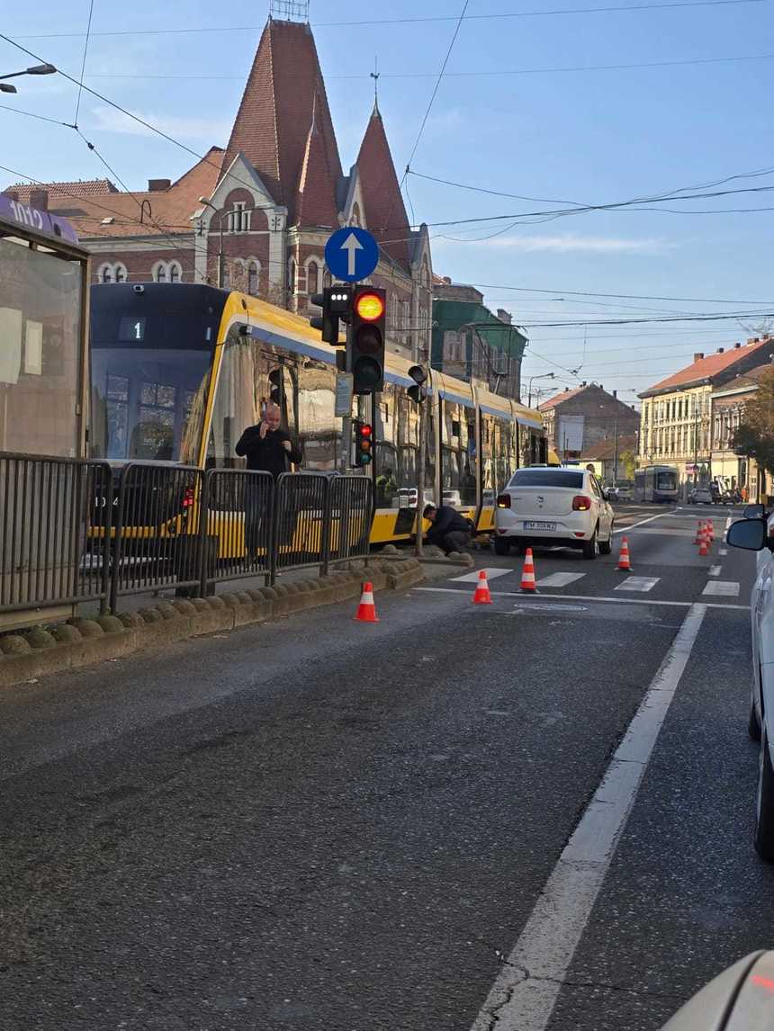 Un tramvai nou a deraiat la Timişoara, într-o curbă/ Circulaţie blocată/ Nicio persoană nu a fost rănită