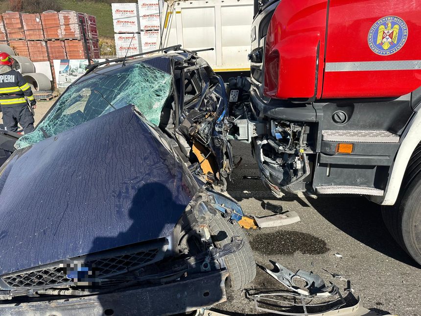 UPDATE - Neamţ: Maşină de pompieri, aflată în misiune, implicată într-un accident rutier / În urma impactului, un bărbat şi-a pierdut viaţa 
