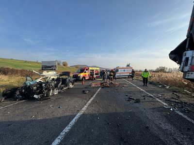 UPDATE - Accident grav în judeţul Mureş. Opt persoane au ajuns la spital în urma impactului dintre un autoturism şi o autoutilitară / Precizările poliţiştilor - FOTO
