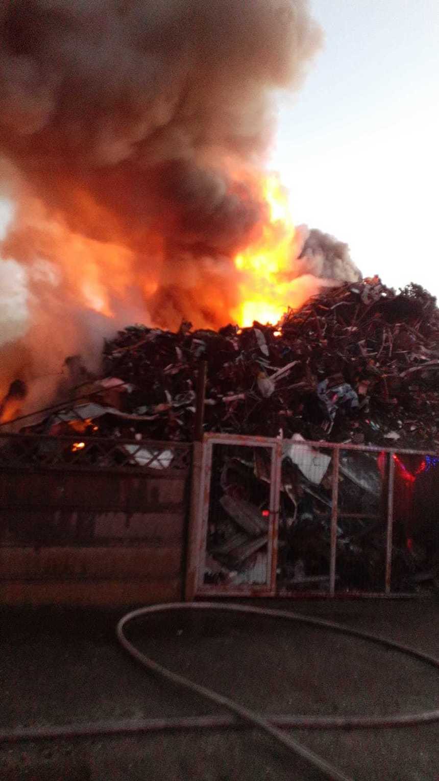 Constanţa: Incendiu de vegetaţie uscată în centrul de colectare fier vechi din incinta Portului Murfatlar / Mesaj RO-Alert - FOTO