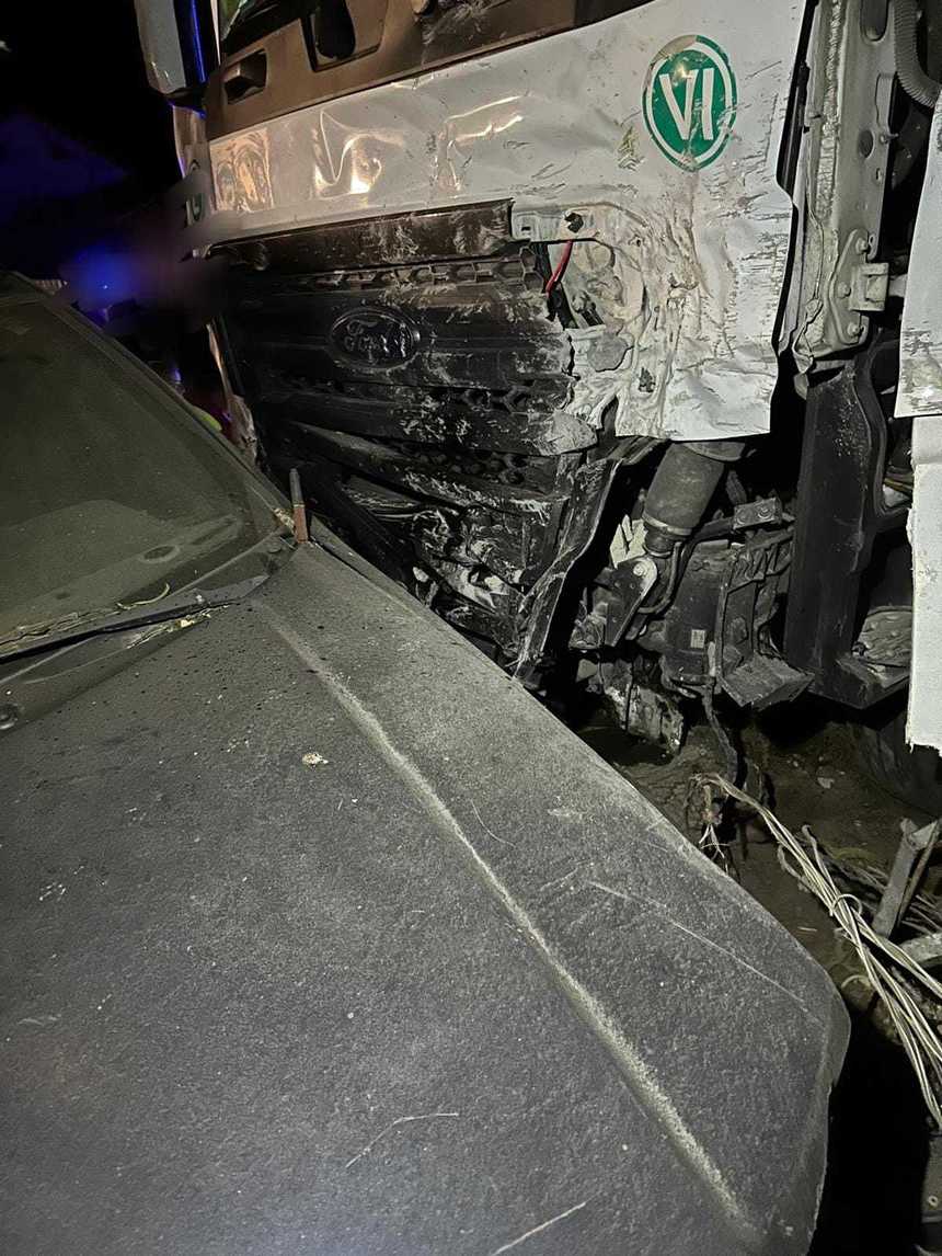 Dolj: Şoferul turc al unui TIR a intrat în gardul a două locuinţe şi în două maşini parcate, după ce i s-a făcut rău / El a suferit un infarct, iar cadrele medicale nu au reuşit să îl salveze - FOTO

