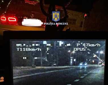 Doi tineri au rămas fără permis după ce au condus, pe rând, aceeaşi maşină, în Baia Mare / Unul dintre ei accelera motorul şi era agresiv în trafic, iar al doilea a circulat cu viteza de 116 km/h pe un drum unde limita de viteză este de 50km/h
