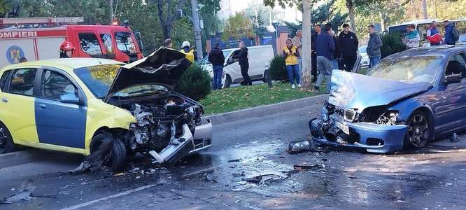 UPDATE - Un tânăr de 19 ani, fără permis şi cu antecedente penale, a provocat un accident în Bucureşti şi a fugit de la faţa locului / Un bărbat de 61 de ani a fost rănit / Şoferul vinovat, arestat preventiv